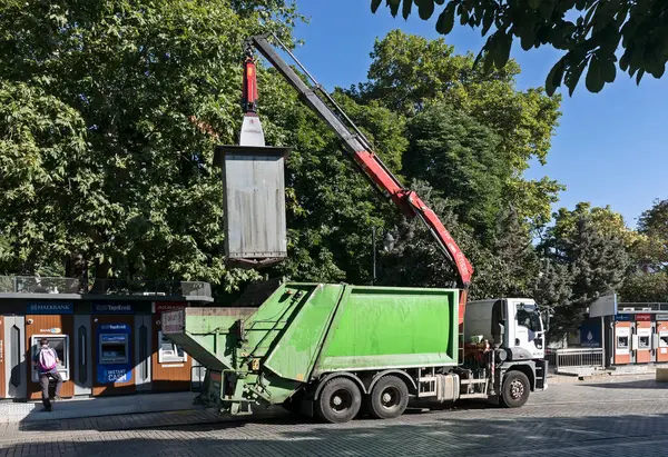 İstanbul, Türkiye - 18 Temmuz 2023: Hidrolik Turna çöp kamyonu İstanbul 'un en tarihi bölgelerinin yer aldığı Fatih' te sokakta çöp konteyneri topluyor (Sultanahmet).