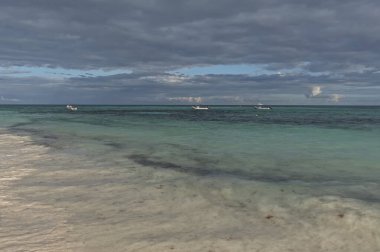 Xpu Ha, Meksika - 22 Kasım 2023: Karayip Denizi kıyısındaki tatilin tadını çıkaran insanlar. Quintana Roo Eyaleti, Meksika 'nın güneydoğusundaki Maya Rivierası' nda..