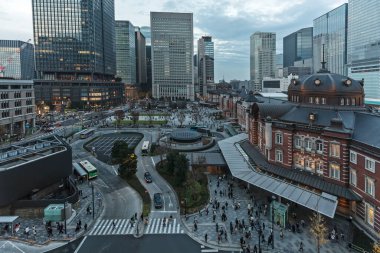 Tokyo, Japonya - 16 Aralık 2023: Marunouchi Merkez Plazası ve Tokyo İstasyonu 'nun yanı. Japonya 'nın en yoğun alanlarından biri..