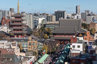 Tokyo, Japonya - 16 Aralık 2023: Sens-ji tapınağının havadan görünüşü, beş katlı pagoda ile Asakusa Kannon olarak da bilinir..