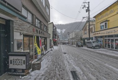 Hokkaido, Japonya - 19 Aralık 2023: Noboribetsu Caddesi. Japonya 'nın en ünlü kaplıcasında kış mevsimi.
