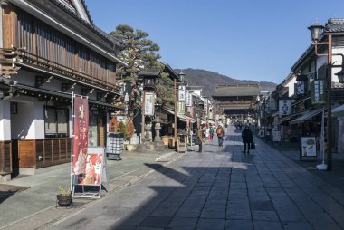 Nagano, Japonya - 24 Aralık 2023: Budist tapınağına giden küçük dükkanları olan eski bir cadde.