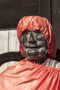 Nara, Japonya - 27 Aralık 2023: Todaiji Tapınağı 'nın önündeki eski ahşap Jizo heykeli