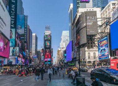 Times Meydanı, New York City, ABD - 14 Mart 2024: Times Meydanı 'ndaki kalabalık ve reklam panoları. Büyük bir ticari kavşak, turizm merkezi, eğlence merkezi..