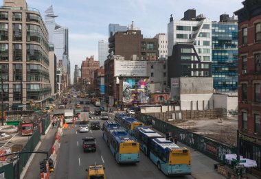 Chelsea, New York City, ABD - 14 Mart 2024: New York 'ta yoğun bir cadde, trafik, otobüs, araba, yol çalışması bölgeleri ve grafiti ile. High Line Gözlem Güvertesi 'nden 10. cadde boyunca görüntüle