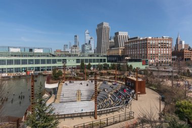 Hudson River Parkı, New York, ABD - 14 Mart 2024: Little Island Amfitiyatrosu gözlem güvertesinden görülebilir. Arkadaki 57. iskele. Yeni halka açık park.