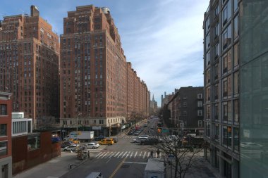 Batı Chelsea, New York City, ABD - 14 Mart 2024: 10. Cadde ile 23. Cadde 'nin kesiştiği Londra Terrace Kuleleri. 1930 'da inşa edilen savaş öncesi kooperatif. Yüksek Hat Parkı 'ndan görüntü.