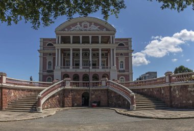 Manaus, Amazonas, Brezilya - 30 Haziran 2024: Amazon Tiyatrosunun ana cephesi. Brezilya 'daki Amazon yağmur ormanlarının kalbinde, Manaus' ta bulunan opera evi..