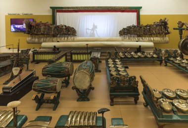 Müzikal Enstrüman Müzesi, Phoenix, Arizona - 12 Ekim 2024: Endonezya 'dan geleneksel bir müzik topluluğu olan Gamelan' ın Sergisi. Akortlu zillerden oluşan perküsyon orkestrası.