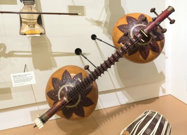 Müzikal Enstrüman Müzesi, Phoenix, Arizona - 12 Ekim 2024: Rudra veena, Hindustani Müziğinde kullanılan büyük bir telli çalgıdır. Veena Hint klasik müziğinde çaldı..