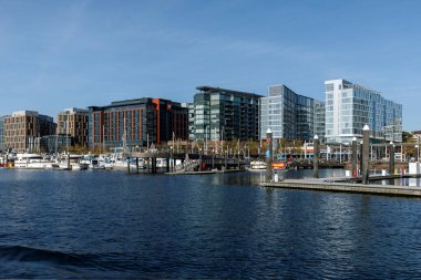 Washington, D.C. - 26 Kasım 2024: The Wharf, ABD 'nin başkenti Potomac Nehri boyunca bir mil uzunluğunda restoran ve alışveriş yapan bir liman mahallesidir. Rıhtım Limanı.