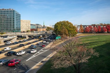 Washington, D.C. - 26 Kasım 2024: Yoğun trafiği olan Güneybatı Otoyolu olarak bilinen 395 no 'lu otoyola bakın. Benjamin Banneker Parkı 'ndaki kırmızı akçaağaçlar.