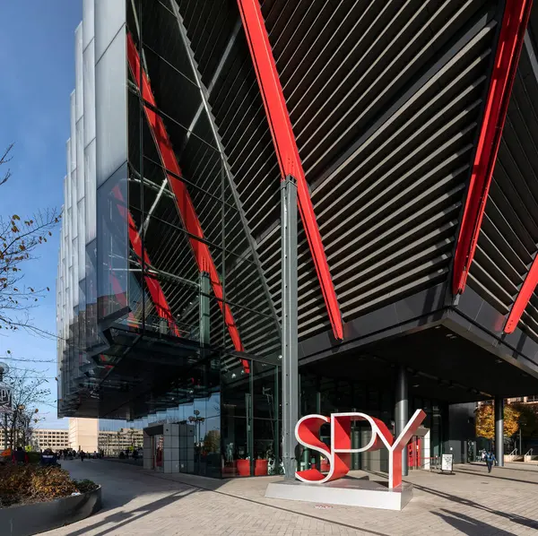 Washington, D.C. - 26 Kasım 2024: Uluslararası Casus Müzesine Giriş. Yüksek teknoloji binasında geniş bir casusluk eserleri ve cihazları koleksiyonu bulunuyor. Binanın önündeki büyük kırmızı tabela..