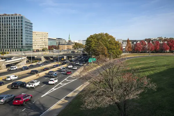 Washington, D.C. - 26 Kasım 2024: Yoğun trafiği olan Güneybatı Otoyolu olarak bilinen 395 no 'lu otoyola bakın. Benjamin Banneker Parkı 'ndaki kırmızı akçaağaçlar.