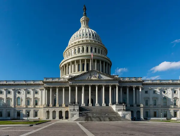 Washington, D.C. - 27 Kasım 2024: ABD Kongre Binası, ABD Kongresi 'nin buluşma yeridir. Kongre Binası 'nın doğu cephesi meydanı. Özgürlük Anıtı Kubbe 'yi taçlandırıyor.