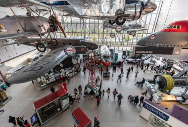 Washington, D.C., ABD - 28 Kasım 2024: Ulusal Havacılık ve Uzay Müzesi (NASM) içinde. Balkondan görülebilen uçak koleksiyonu. Hava Galerisi ile Amerika.