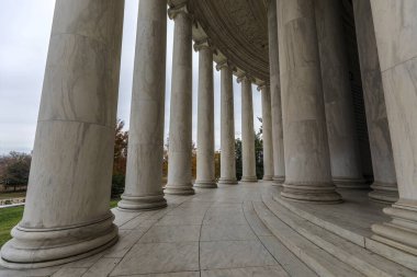 Washington, D.C. - 28 Kasım 2024: İyonik düzen sütunlarının Jefferson Anıtı. Beyaz İmparatorluk mermeri Danby. Batı Potomac Parkı.