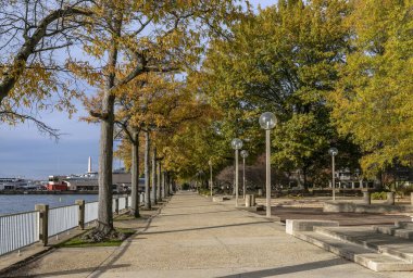 Parlak bir sonbahar günü. Güneybatı Waterfront, ABD 'nin başkenti Washington' da yer alan bir mahalledir. Kamu parkı ve Washington Kanalı boyunca yürüme yolu.