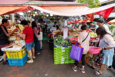 Singapur, Singapur Cumhuriyeti - 26 Aralık 2024: Singapurlular yerel meyve ve sebze pazarından yiyecek satın almak için gelirler. Singapur 'da alışveriş..