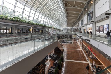 Singapur, Singapur Cumhuriyeti - 26 Aralık 2024: Marina Körfezi Sands tatil beldesinde The Shoppes 'in içindeki Bright glass atrium alışveriş merkezi.