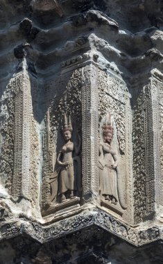 Angkor Wat, Kamboçya - 30 Aralık 2024: Angkor Wat 'taki pagoda' nın köşesine Apsara dansçılarının kumtaşı oyması.