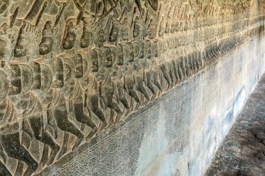 Angkor Wat, Kamboçya - 30 Aralık 2024: Angkor Wat tapınak kompleksinin Batı Galerisi duvarına Kurukshetra levrek yardım oymacılığı. Dünyanın en uzun bas-reef 'lerinden biri olarak kabul edilir..