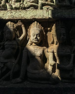 Angkor Thom, Kamboçya - 30 Aralık 2024: Angkor Arkeoloji Alanında süslü tacı olan Antik Khmer taş koruyucu heykel.