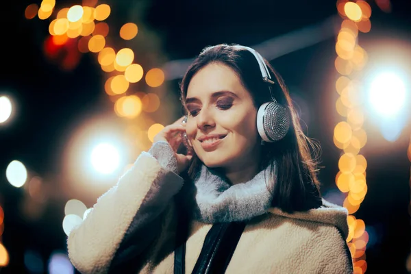 Щаслива Жінка Яка Слухає Вулиці Під Час Різдва — стокове фото