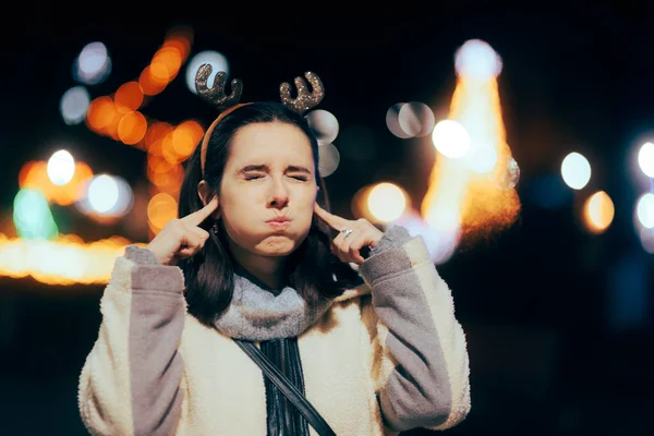 Mulher Estressada Irritada Com Música Natal Cobrindo Seus Ouvidos — Fotografia de Stock