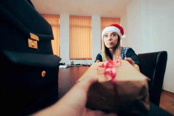 Kantor Pekerja Yang Memalukan Menerima Hadiah Natal Dari Rekan Rekannya — Stok Foto