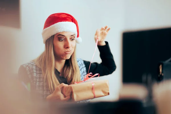 Kantor Lucu Pekerja Membuka Hadiah Dari Seorang Rekan Pesta Natal — Stok Foto