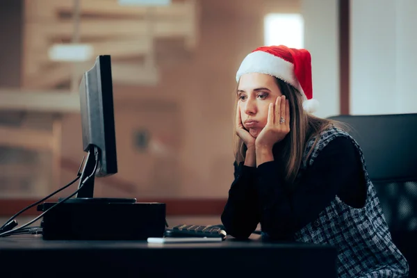 Δυστυχισμένος Υπάλληλος Γραφείου Που Εργάζεται Την Παραμονή Των Χριστουγέννων — Φωτογραφία Αρχείου