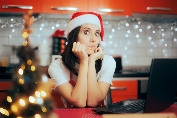 Забавная Женщина Проверяет Свой Ноутбук Рождественские Предложения — стоковое фото