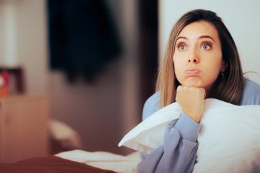 Endişeli Kadın Teselli İçin Yastık Tutuyor 