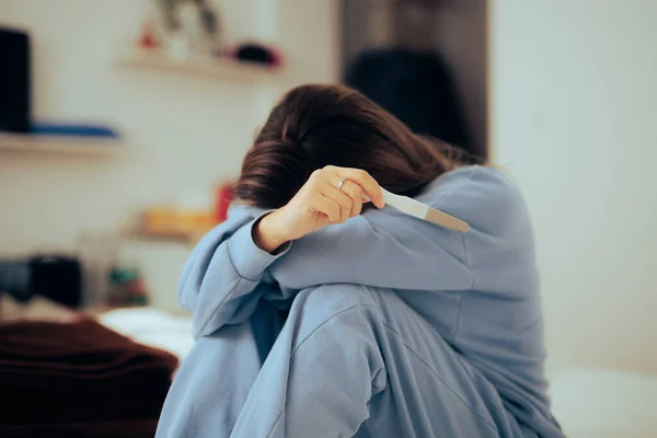 Απελπισμένη Κλαίγοντας Νεαρή Γυναίκα Κρατώντας Ένα Θετικό Τεστ Εγκυμοσύνης — Φωτογραφία Αρχείου