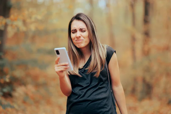 Женщина Щурится Пытаясь Увидеть Дисплее Мобильного Телефона — стоковое фото