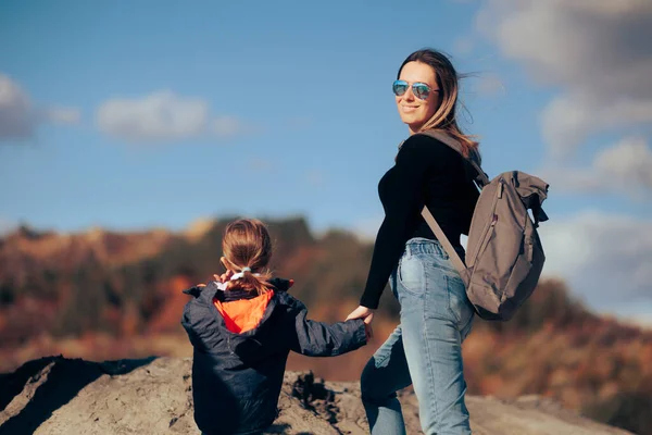 Glückliche Mutter Und Tochter Reisen Gemeinsam Den Urlaub — Stockfoto