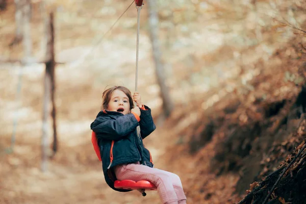 Μικρό Κορίτσι Που Πηγαίνει Ziplining Απολαμβάνοντας Στο Πάρκο Περιπέτειας — Φωτογραφία Αρχείου