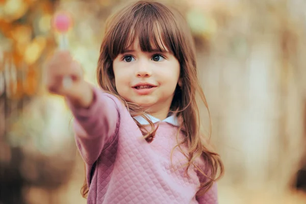Çilekli Pembe Lolipop Tutan Küçük Kız — Stok fotoğraf