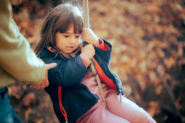 Felnőtt Személy Segít Kislány Menni Ziplining — Stock Fotó
