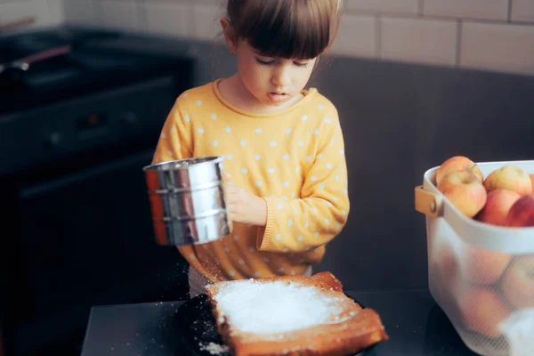 Gadis Kecil Mengayuh Bubuk Gula Pada Kue — Stok Foto