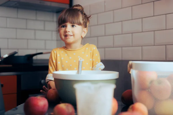 Happy Little Girl Membuat Apple Pie Belajar Memasak Keterampilan — Stok Foto