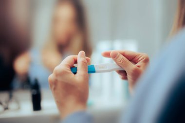 Bebek Bekleyen Kadın Pozitif Hamilelik Testi Tutuyor