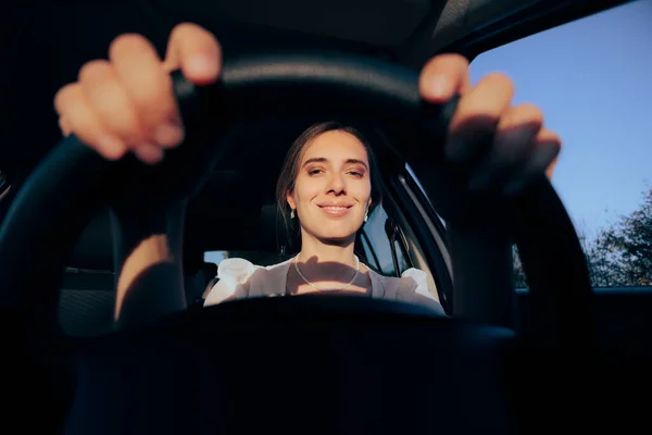 Szczęśliwa Kobieta Jazdy Jej Samochód Będzie Wakacjach — Zdjęcie stockowe
