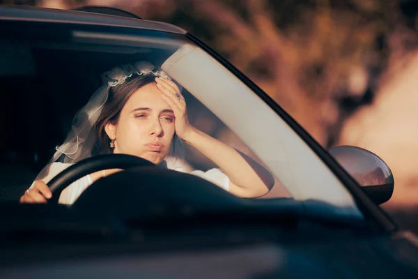 Stresli Gelin Trafikte Sıkıştı Düğününe Koşuyor — Stok fotoğraf