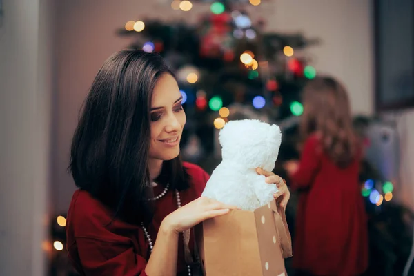 Mãe Filha Abrindo Presentes Lado Uma Árvore Natal — Fotografia de Stock