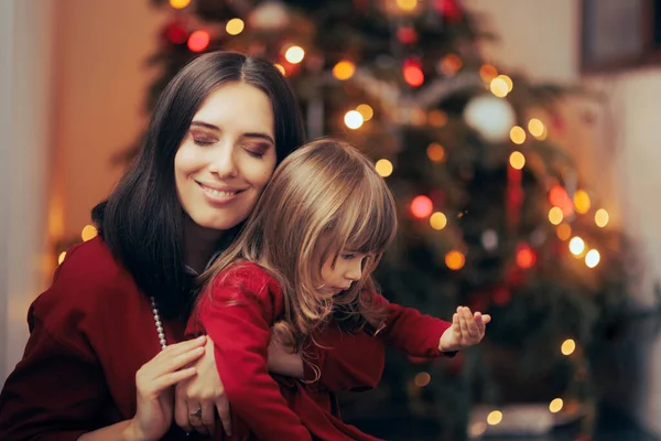 Feliz Mamá Sosteniendo Hija Disfrutando Las Vacaciones Navidad —  Fotos de Stock