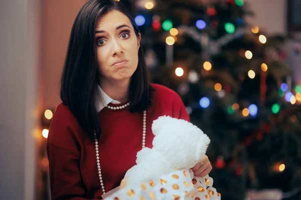Perempuan Tidak Senang Dengan Hadiah Natal Lousy Nya — Stok Foto