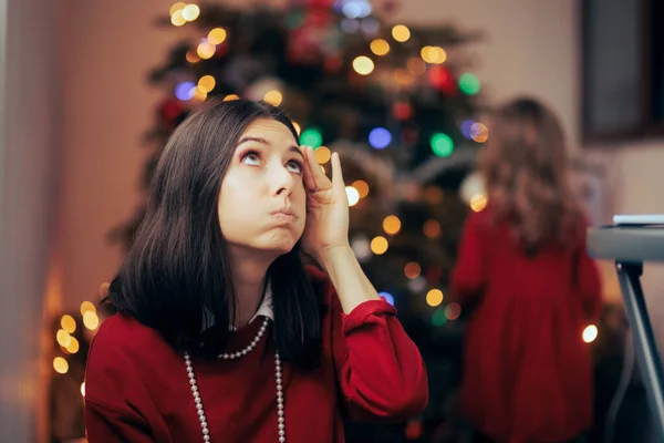 Stresszes Anya Gondolkodás Mit Vásároljon Karácsonyi Ajándékként — Stock Fotó