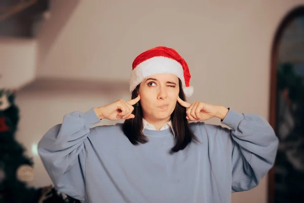 Stres Žena Zakrývající Její Uši Unavený Vánočních Písní — Stock fotografie